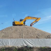 Bagger auf einem Hügel