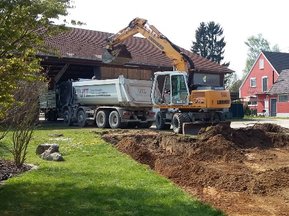 Aushubarbeiten in einem Garten